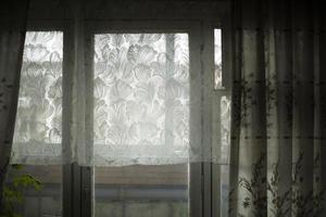 ventana en la habitación. cortinas en la ventana. foto