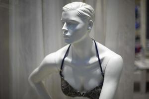 maniquí de mujer en tienda de ropa. figura plástica de mujer. detalles de la tienda. demostración de ropa. foto