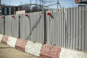 valla en la calle. solo valla. detalles de los suburbios en el territorio. foto