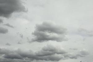 nubes en el cielo sin sol. cielos grises en tiempo nublado. foto