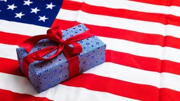 4 de julio tarjeta del feliz día de la independencia estadounidense con cajas de regalo en colores nacionales bandera estadounidense sobre fondo blanco, endecha plana, vista superior, espacio de copia, pancarta