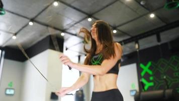 kvinna övningar förbi Hoppar rep i en Gym video