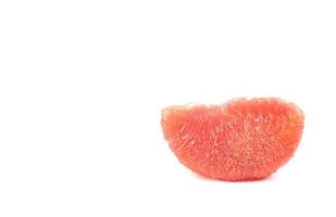 trozo de pomelo rubí siam rojo maduro, pummelo, pomelo sin cáscara sobre fondo blanco con espacio para copiar. foto