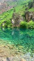 lago de montaña turquesa claro video