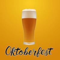 cerveza de vidrio o lager y fondo naranja oktoberfest con letras. Ilustración de vector de festival de cerveza alemana tradicional. escritura de fuente de caligrafía.