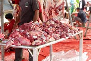 jakarta oriental, indonesia - 12 de mayo de 2022, trozos de carne recogidos en la mesa en idul adha foto