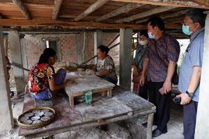 ogan ilir, indonesia - 27 de octubre de 2021, tres hombres discutiendo con dos mujeres en el trabajo sobre comida tradicional foto