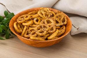 pretzel en un recipiente sobre fondo de madera foto