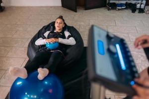 entrenamiento ems. la niña yace en un traje con cables. foto