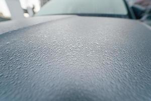 gotas de lluvia en el capó del coche. de cerca. foto