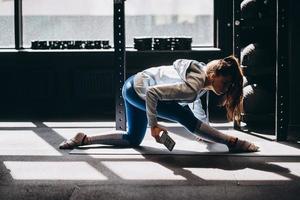 retrato de una joven atractiva haciendo ejercicio de yoga o pilates foto