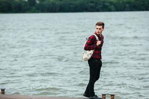 hombre de pie en un muelle foto