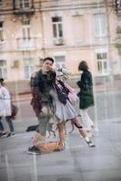 pareja joven tomando selfie en reflejo del edificio de vidrio foto