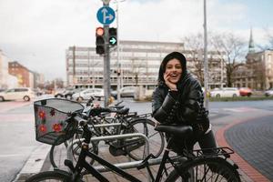 mujer joven posando en un estacionamiento con bicicletas foto