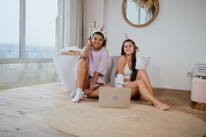 mujeres jóvenes en el piso del baño mirando una cámara foto