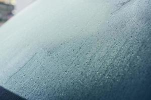 gotas de lluvia en el capó del coche. de cerca. foto