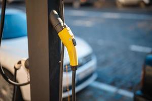 estación de carga de coches eléctricos, fuente de alimentación enchufada. foto