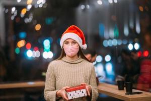 Portrait happy young beautiful woman, hold gift box and smile in cafe. photo