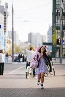 bastante joven, caminando en la calle. foto