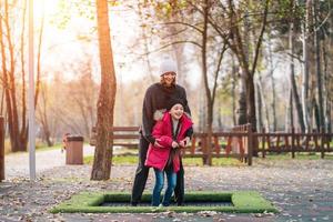 mamá y su hija saltando juntas en trampolín en el parque de otoño foto