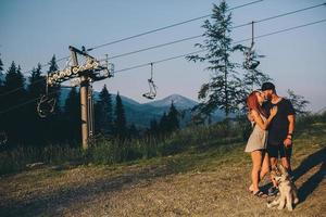 foto hermosa pareja en las montañas ángulo cerrado