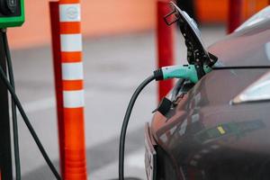 la fuente de alimentación se conecta al vehículo eléctrico para cargar la batería. foto