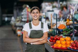 mujer vendedora en el mostrador con verduras. concepto de pequeña empresa foto