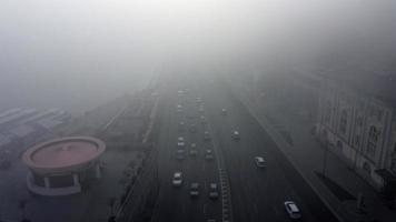 una ciudad cubierta de niebla. tráfico de la ciudad, vista aérea foto