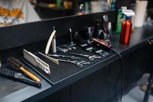 Vista lateral de diferentes herramientas de peluquería en la barbería foto