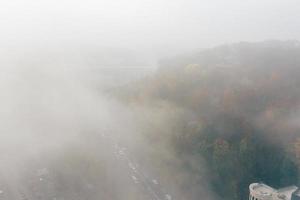 una ciudad cubierta de niebla. tráfico de la ciudad, vista aérea foto