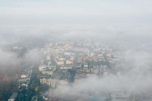 vista aérea de la ciudad en la niebla foto