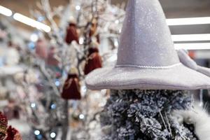 regalos de juguete de diferentes objetos colgando de un árbol de navidad decorado. foto