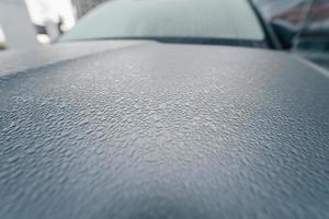 gotas de lluvia en el capó del coche. de cerca. foto