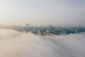 vista aérea de la ciudad en la niebla foto