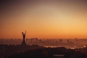 monumento a la madre patria al atardecer. en kiev, ucrania. foto