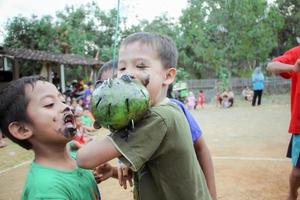 maguetán, indonesia. 17 de agosto de 2022. los niños indonesios están felices de celebrar el día de la independencia de indonesia participando en un concurso. foto