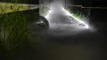 una gran tubería llena el invernadero de niebla. foto