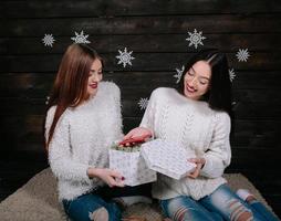 dos chicas jóvenes con regalo de vacaciones foto