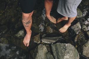 hermosa pareja en el fondo del bosque foto