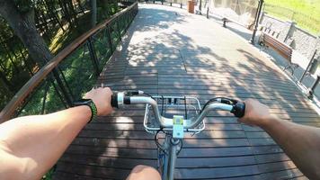timelapse d'un voyage à vélo à travers une ville du point de vue du cycliste video