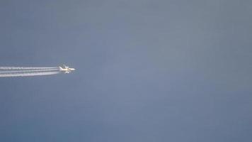 scie nel cielo azzurro. aereo che vola alto. video