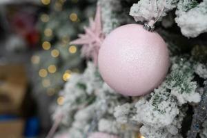 regalos de juguete de diferentes objetos colgados en un árbol de navidad decorado. foto