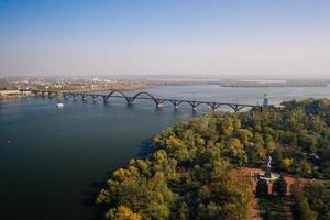 vista sobre el río dniéper en kiev. vista aérea de drones. foto