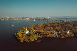 vista sobre el río dniéper en kiev. vista aérea de drones. foto