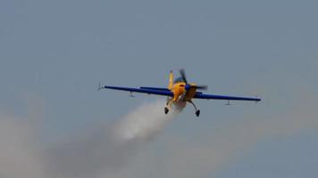 novosibirsk, fédération de russie 28 juillet 2019 - vol acrobatique de performance d'avion d'entraînement sportif. meeting aérien à l'aérodrome de mochische unnm video