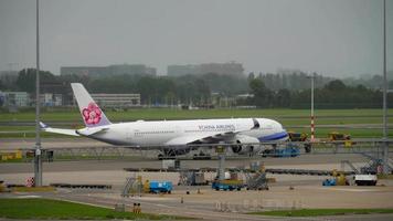 amsterdam, nederland 29 juli 2017 - china airlines airbus a350 b 18907 slepen voor vertrek, shiphol airport, amsterdam, holland video