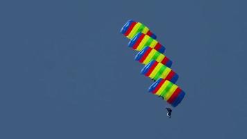 novosibirsk, federación rusa 28 de julio de 2019 - equipo acrobático de paracaidistas con paracaídas de arco iris. exhibición aérea en el aeródromo de mochishe unnm video