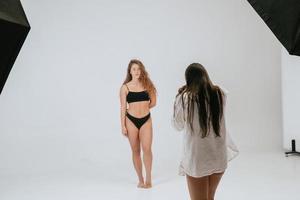 fotógrafo profesional masculino tomando fotos de modelo de mujer