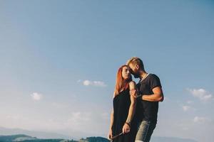 foto de una pareja en la montaña