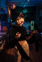 hermosa mujer bailando en un pequeño club foto